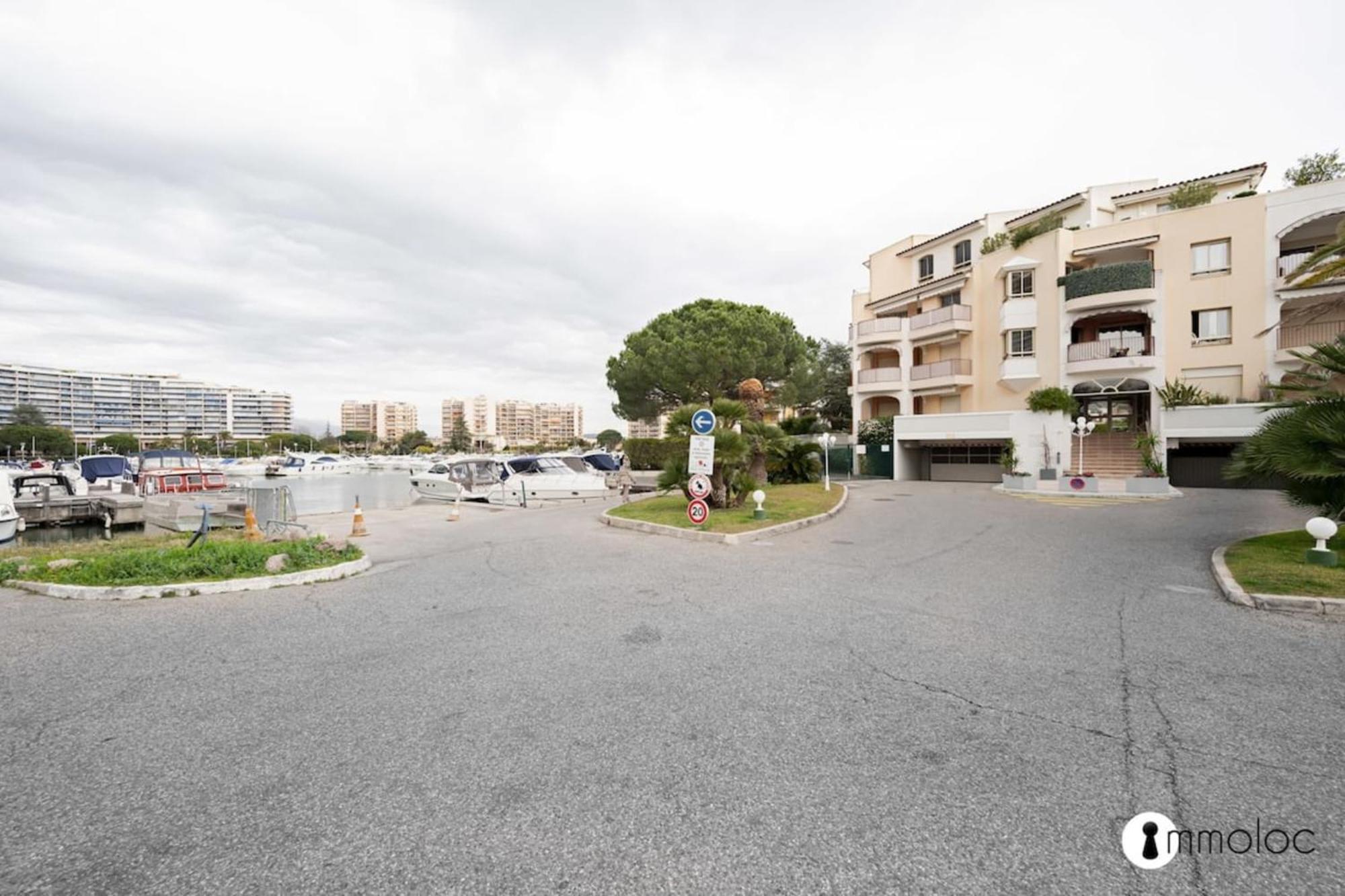 Spacious Apartment With Pool Located In The Marina Of Mandelieu Exterior photo