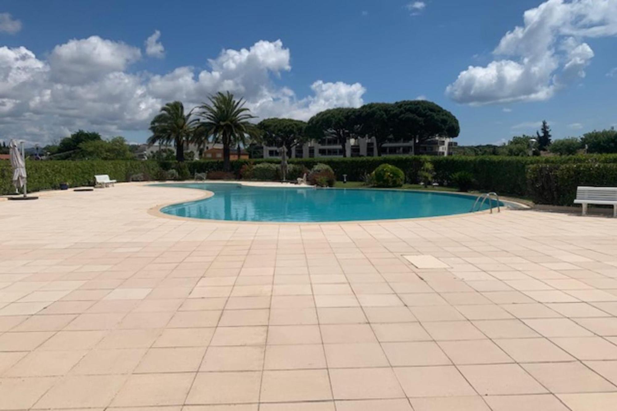 Spacious Apartment With Pool Located In The Marina Of Mandelieu Exterior photo